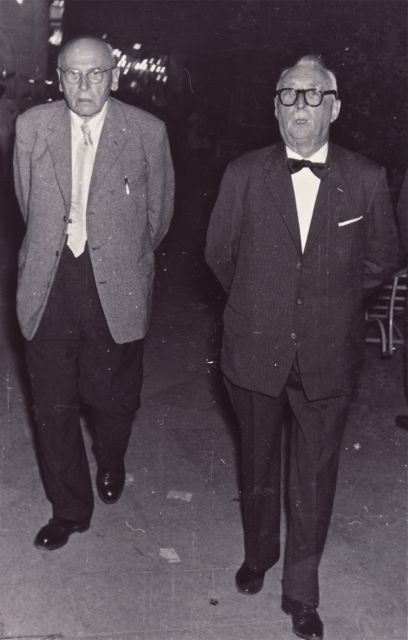 Mijnheer Van Oekel en Schippers verlaten een feestje om drie uur 's morgens. 